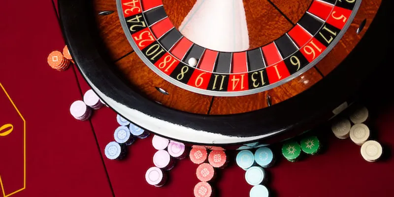 Player browsing live dealer areas on smartphone through 285win