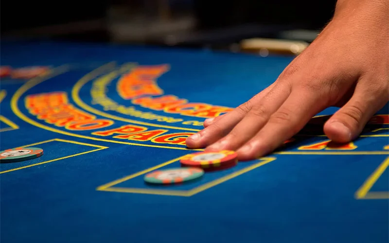 Jogador brasileiro imerso em uma sessão premium de cassino ao vivo no celular